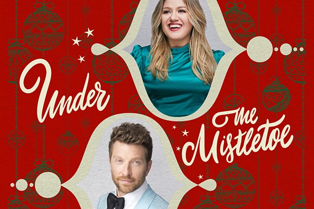 Kelly Clarkson Joins Brett Eldredge For “Under The Mistletoe”