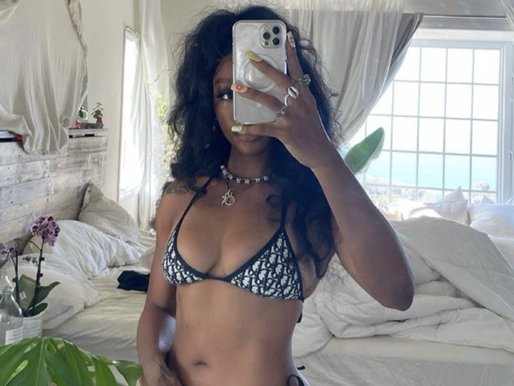 SZA’s Latest Photo Dump Is Packed W/ Bikini Selfies