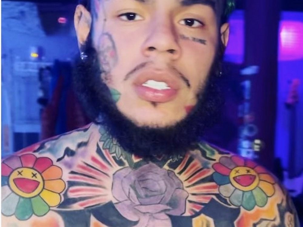 Tekashi 6ix9ine Pays Respect To XXXTentacion At Concert