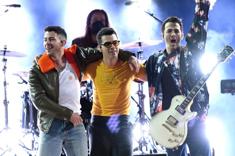 Jonas Brothers Are Bringing The Breeze To Fall With “Who’s In Your Head?”