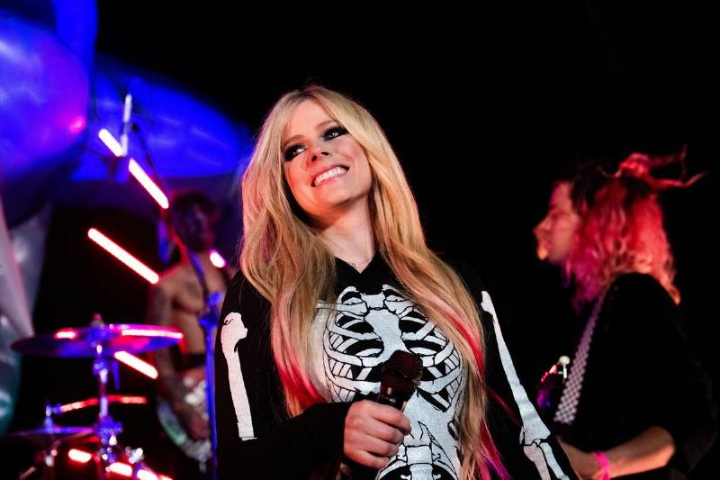Avril Lavigne Revives Her Punk Roots On “Bite Me”