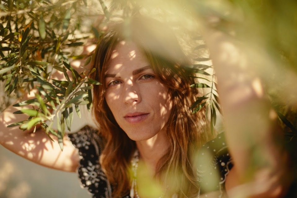 NEWS: Melody’s Echo Chamber returns with the joyous and heavenly ‘Looking Backward’ from forthcoming third LP