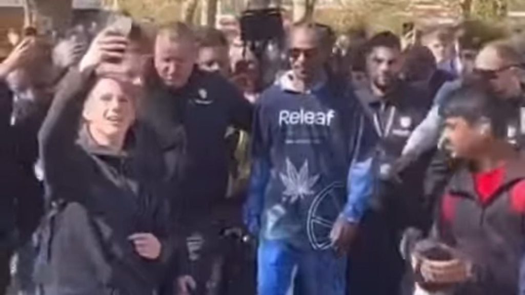 Snoop Dogg Impersonator Tricks London Stoners On 4/20