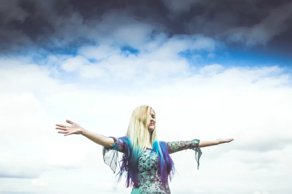 NEWS: Chloe Mogg returns with new single ‘Heaven Sent You’