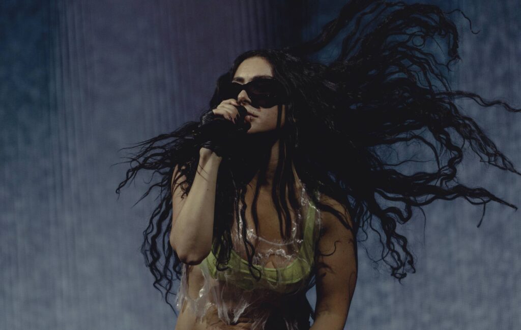 Watch Amelia Dimoldenberg from ‘Chicken Shop Date’ do the viral ‘Apple’ dance at Charli XCX’s headline LIDO Festival set