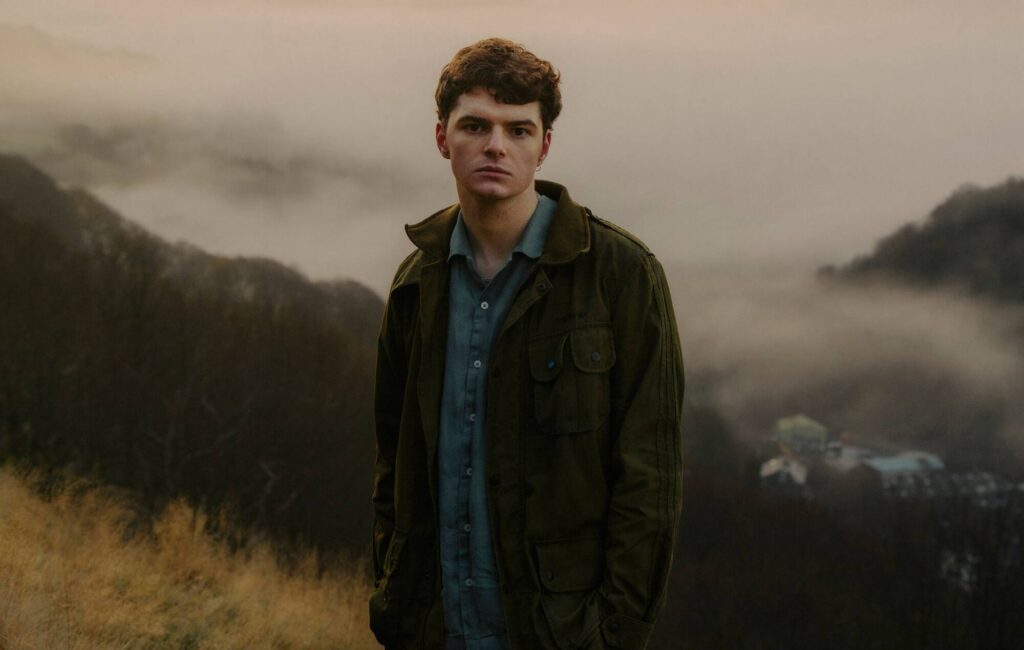 Working Men’s Club’s Sydney Minsky Sargeant shares new single ‘Long Roads’: “It’s OK to love and say that within a song”