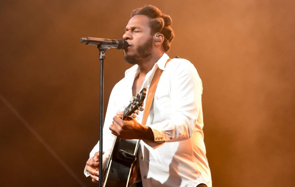 Leon Bridges and Norah Jones share new festive single ‘This Christmas I’m Coming Home’