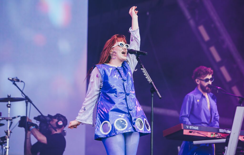 Watch CMAT cover Girls Aloud’s ‘Biology’ with Katy J Pearson in Manchester